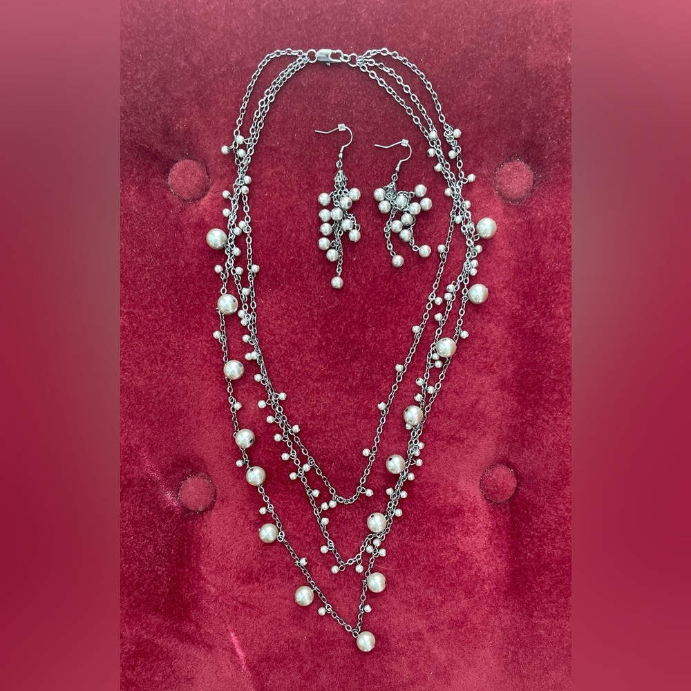 EUC Gunmetal 3-Strand Faux Gray Pearl Necklace & Earrings.🩶